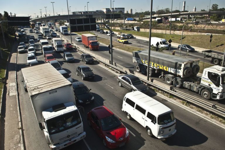 Trânsito congestionado na Marginal do Tietê