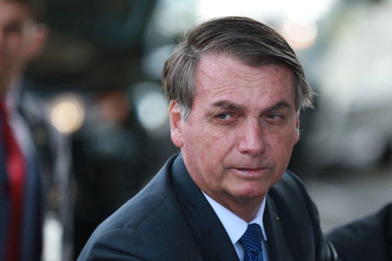 O Presidente Jair Bolsonaro cumprimenta populares no Palácio da Alvorada