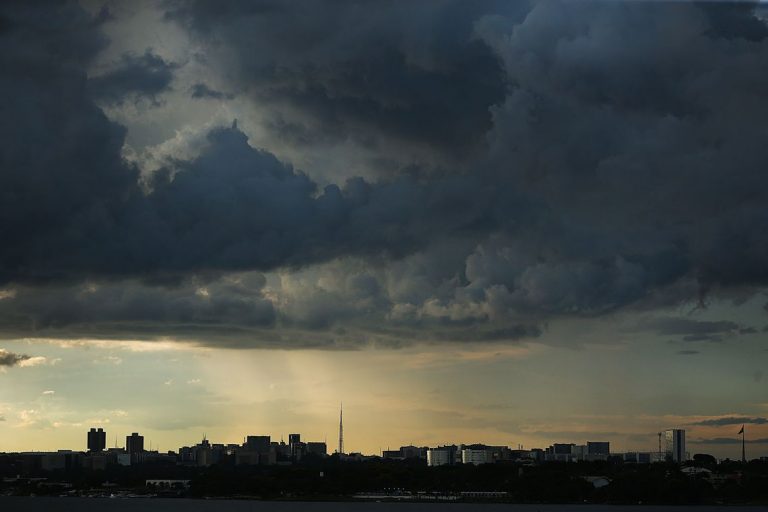 Brasília com Sol e  muitas nuvens, pancadas de chuva à tarde e à noite