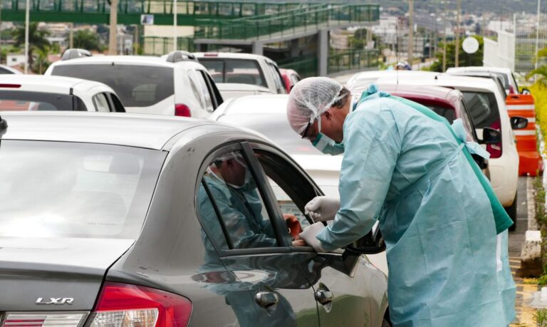 Teste 'drive-thru' para coronavírus