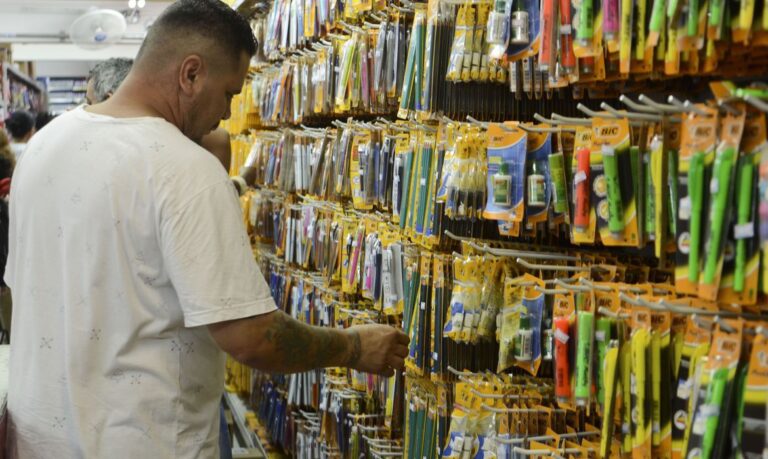 Venda a varejo de material escolar em lojas da 25 de Março, região central